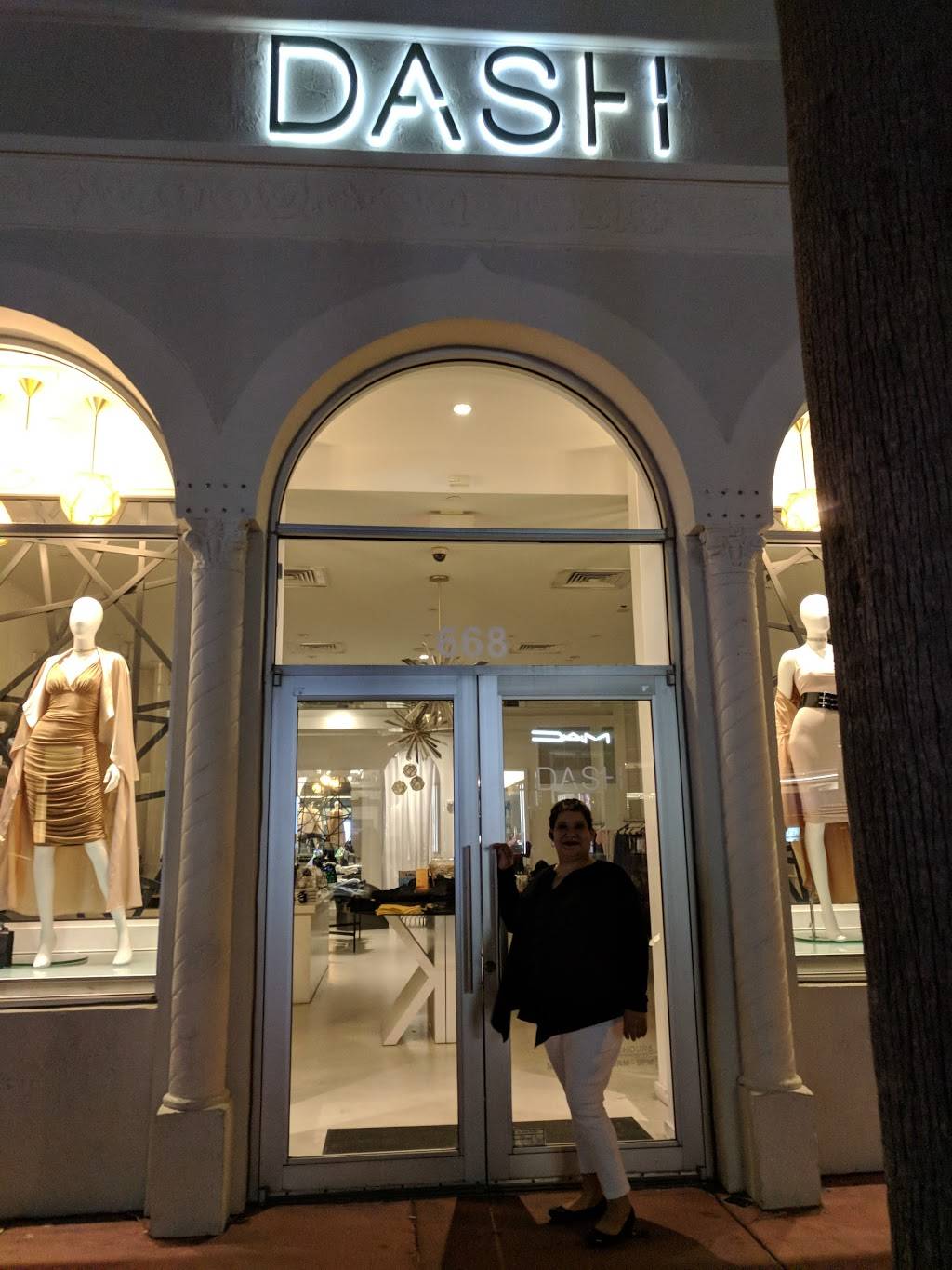 Lario’s On The Beach | restaurant | 820 Ocean Dr, Miami Beach, FL 33139, USA | 3055329577 OR +1 305-532-9577