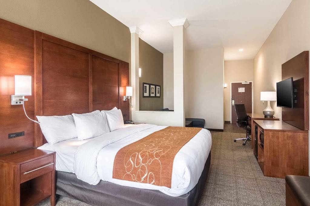 Comfort Suites Airport on Meridian | restaurant | 1100 S Meridian Ave, Oklahoma City, OK 73108, USA | 4058967583 OR +1 405-896-7583