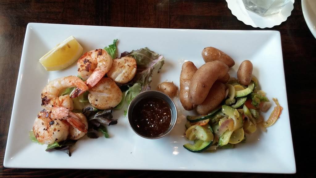 Sharkys Seagrill | restaurant | 2519 Gulf Dr N, Bradenton Beach, FL 34217, USA | 9417799151 OR +1 941-779-9151