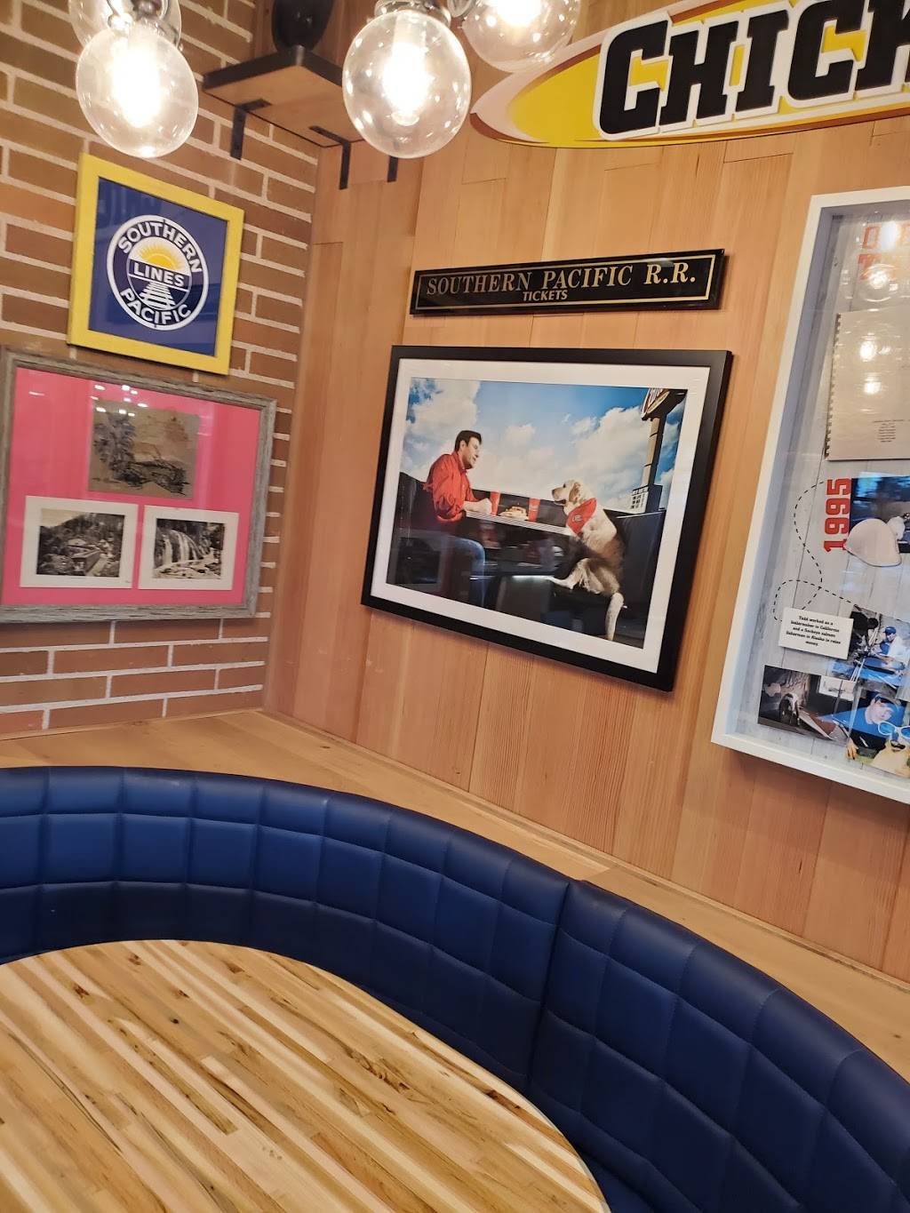 Raising Canes Chicken Fingers | meal takeaway | 2250 17th St, Santa Ana, CA 92701, USA | 7145504621 OR +1 714-550-4621