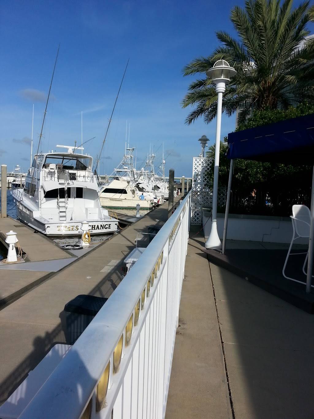 Wahoos Poolside Bar & Grill | restaurant | 4744, 158 Howard Ave, Biloxi, MS 39530, USA | 8007252239 OR +1 800-725-2239