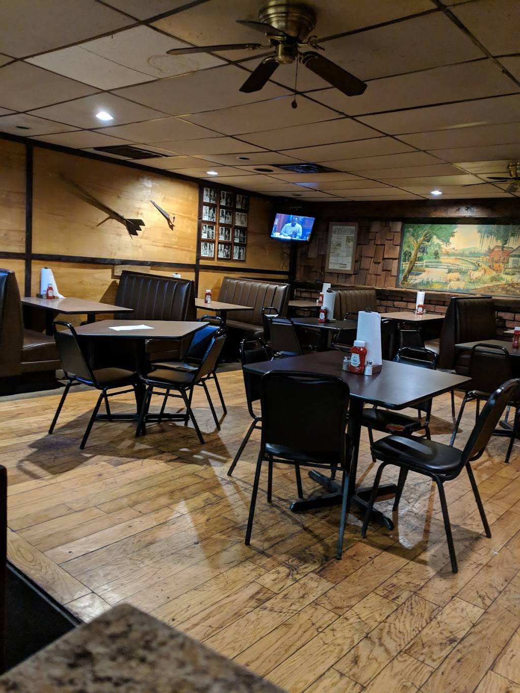 Big Ts Bar Bq | restaurant | 6201 Blue Pkwy, Kansas City, MO 64129, USA | 8169232278 OR +1 816-923-2278