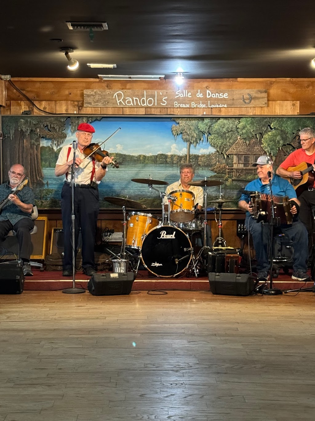 Randols Cajun Seafood Restaurant | restaurant | 325 W Mills Ave, Breaux Bridge, LA 70517, USA | 3373324648 OR +1 337-332-4648