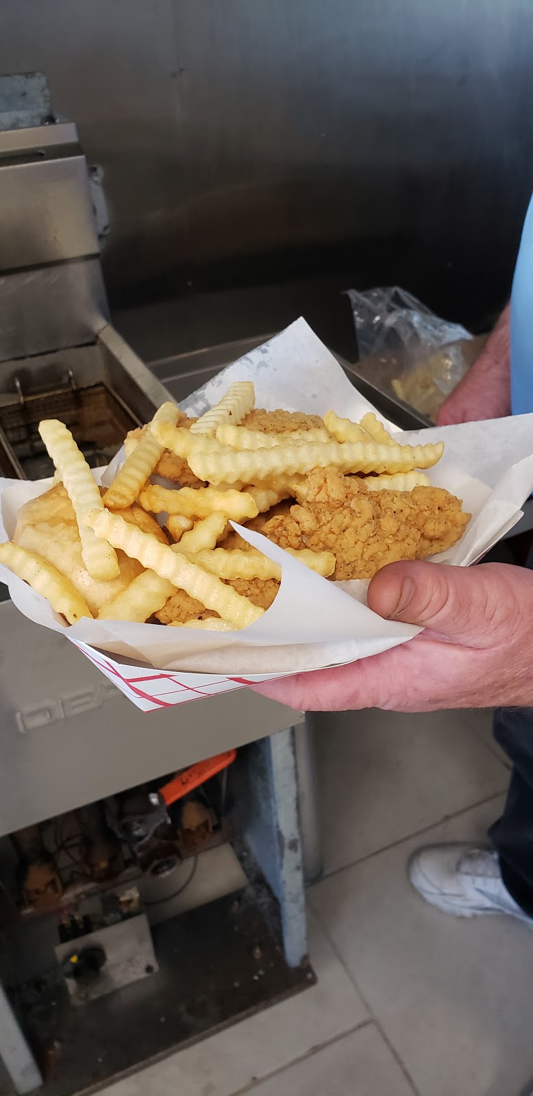 Burger Stop | restaurant | 985 LA-1207, Deville, LA 71328, USA | 3185288319 OR +1 318-528-8319