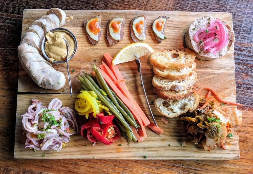 Alley Cat Oyster Bar | restaurant | 1056 Old River Rd, Cleveland, OH 44113, USA | 2165749999 OR +1 216-574-9999