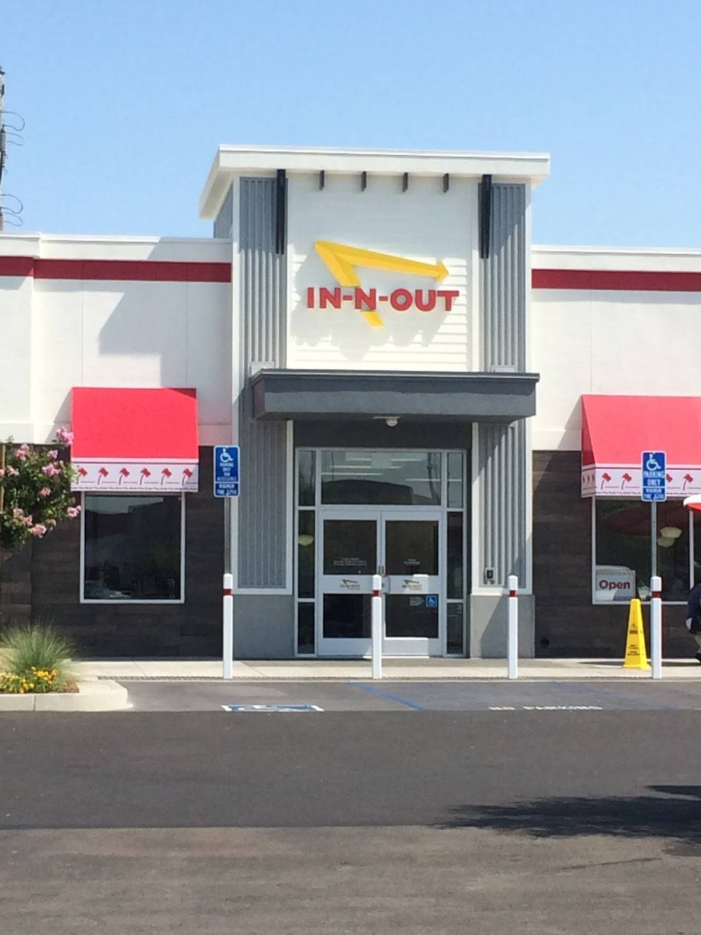 In-N-Out Burger | restaurant | 4041 N Lakewood Blvd, Long Beach, CA 90808, USA | 8007861000 OR +1 800-786-1000