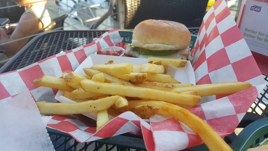 Spinnakers Café | cafe | 3 E Ferry Wharf, Jamestown, RI 02835, USA | 4014233077 OR +1 401-423-3077