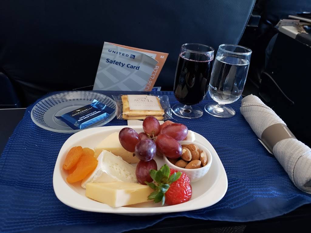 Skybridge Restaurant & Bar | restaurant | 5600 Mannheim Rd, Chicago, IL 60666, USA | 7736018445 OR +1 773-601-8445