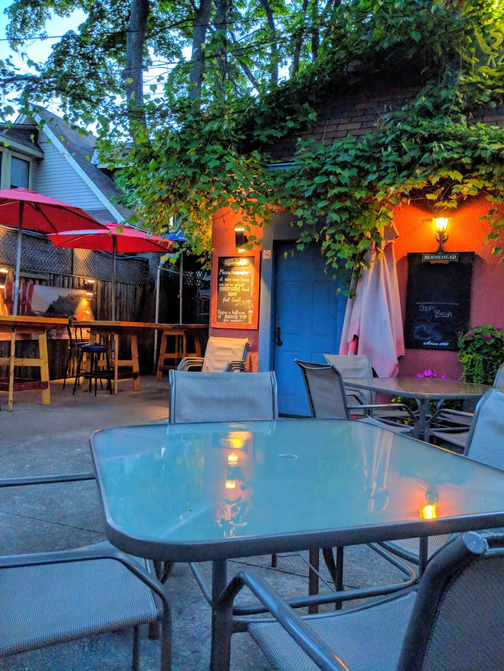 Buddys | restaurant | 1360 King St E, Hamilton, ON L8M 1H5, Canada | 9055451456 OR +1 905-545-1456