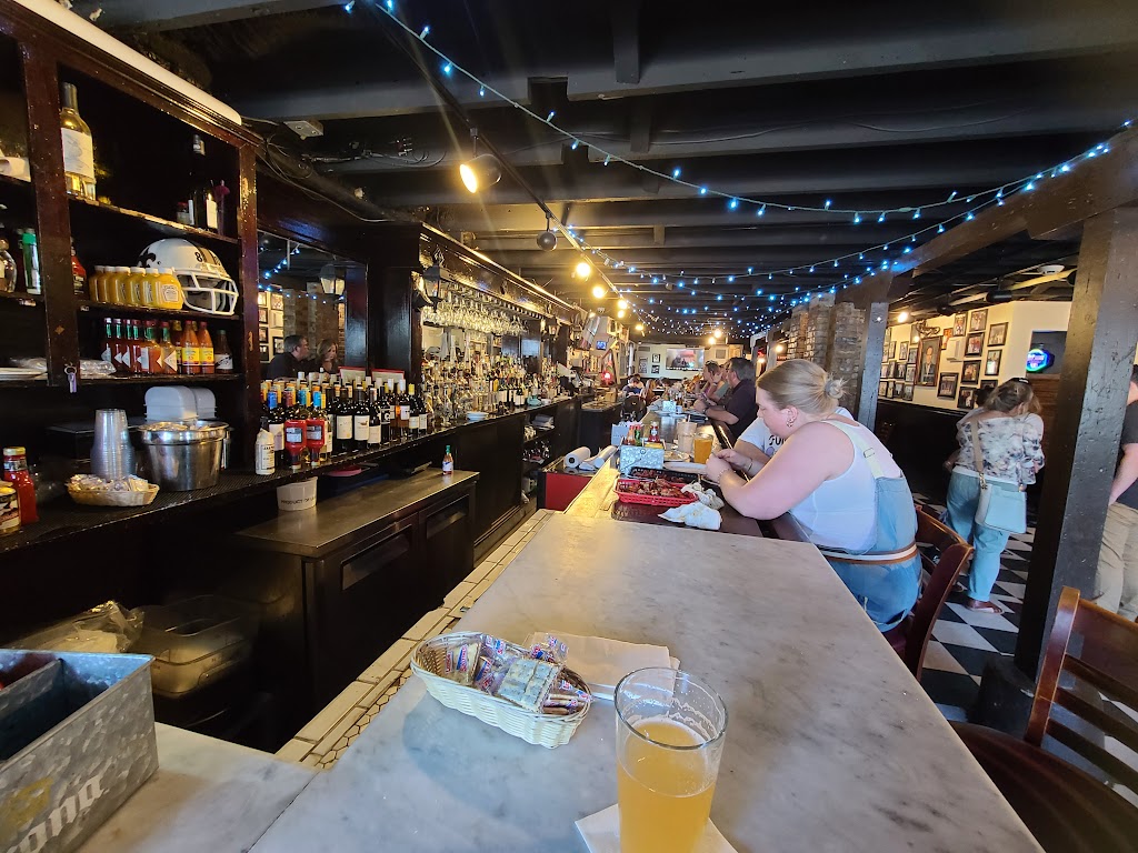 Frankie & Johnnys | restaurant | 321 Arabella St New, New Orleans, LA 70115, USA | 5042431234 OR +1 504-243-1234