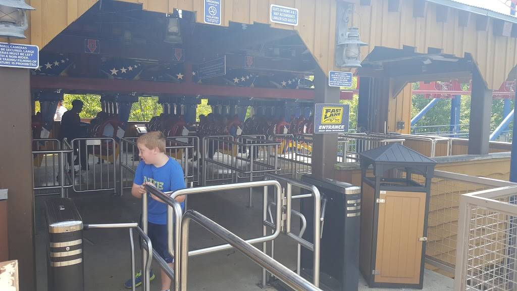 Paisanos Pizza | restaurant | 4545 Worlds of Fun Ave, Kansas City, MO 64161, USA | 8164544545 OR +1 816-454-4545