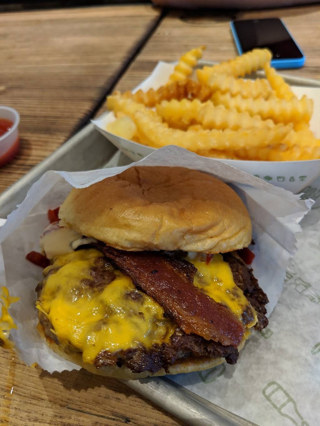 Shake Shack | restaurant | 60 E Broadway #332, Bloomington, MN 55425, USA | 9524666056 OR +1 952-466-6056