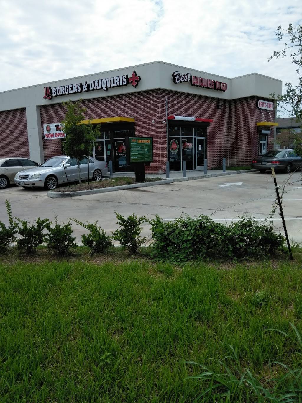 LA Burgers & Daiquiris | restaurant | 3755 N MacGregor Way, Houston, TX 77004, USA | 3465718401 OR +1 346-571-8401