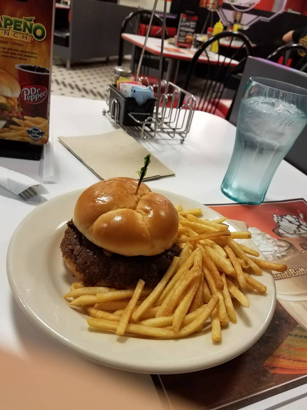 Steak n Shake | restaurant | 2121 Willow Rd, Glenview, IL 60025, USA | 8477298911 OR +1 847-729-8911