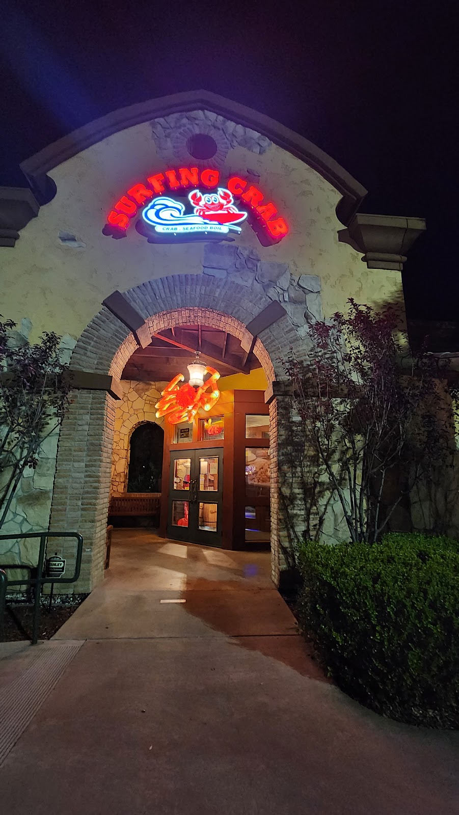 Surfing Crab Escondido | restaurant | 202 E Via Rancho Pkwy, Escondido, CA 92025, USA | 7602702551 OR +1 760-270-2551