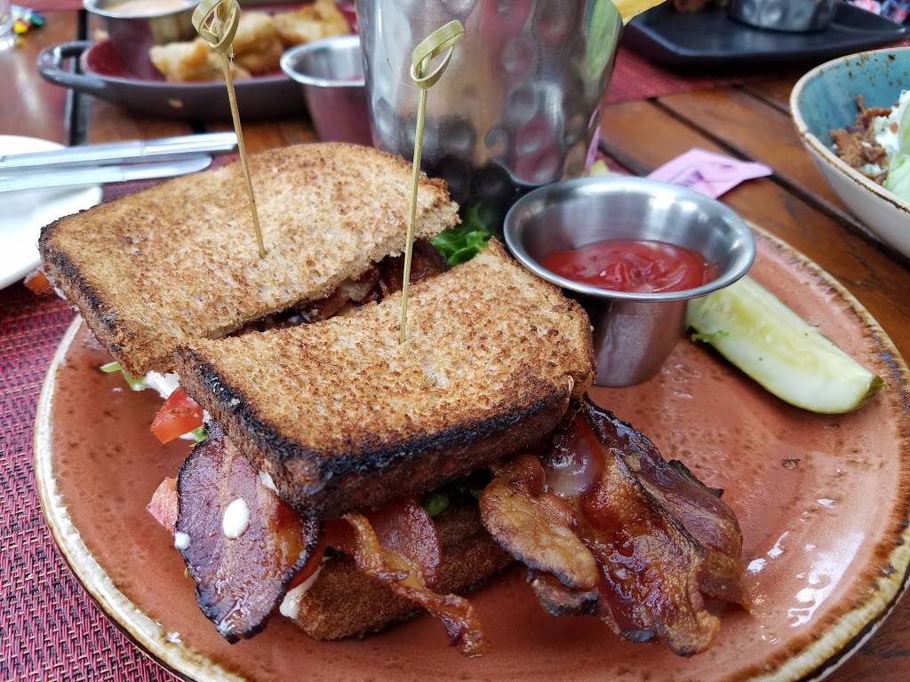 Reds Bar and Grill | restaurant | 300 N Wigwam Ave, Litchfield Park, AZ 85340, USA | 6239353811 OR +1 623-935-3811