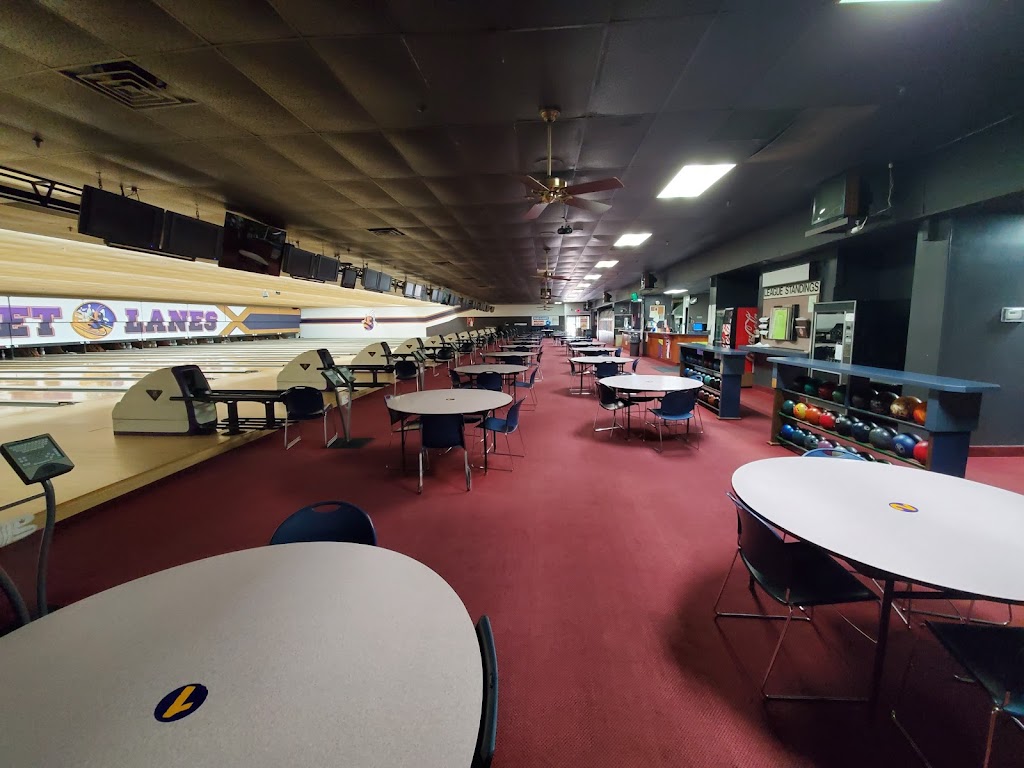 Jacket Lanes | restaurant | 200 Maplewood St #1582, Greenville, MI 48838, USA | 6167544495 OR +1 616-754-4495