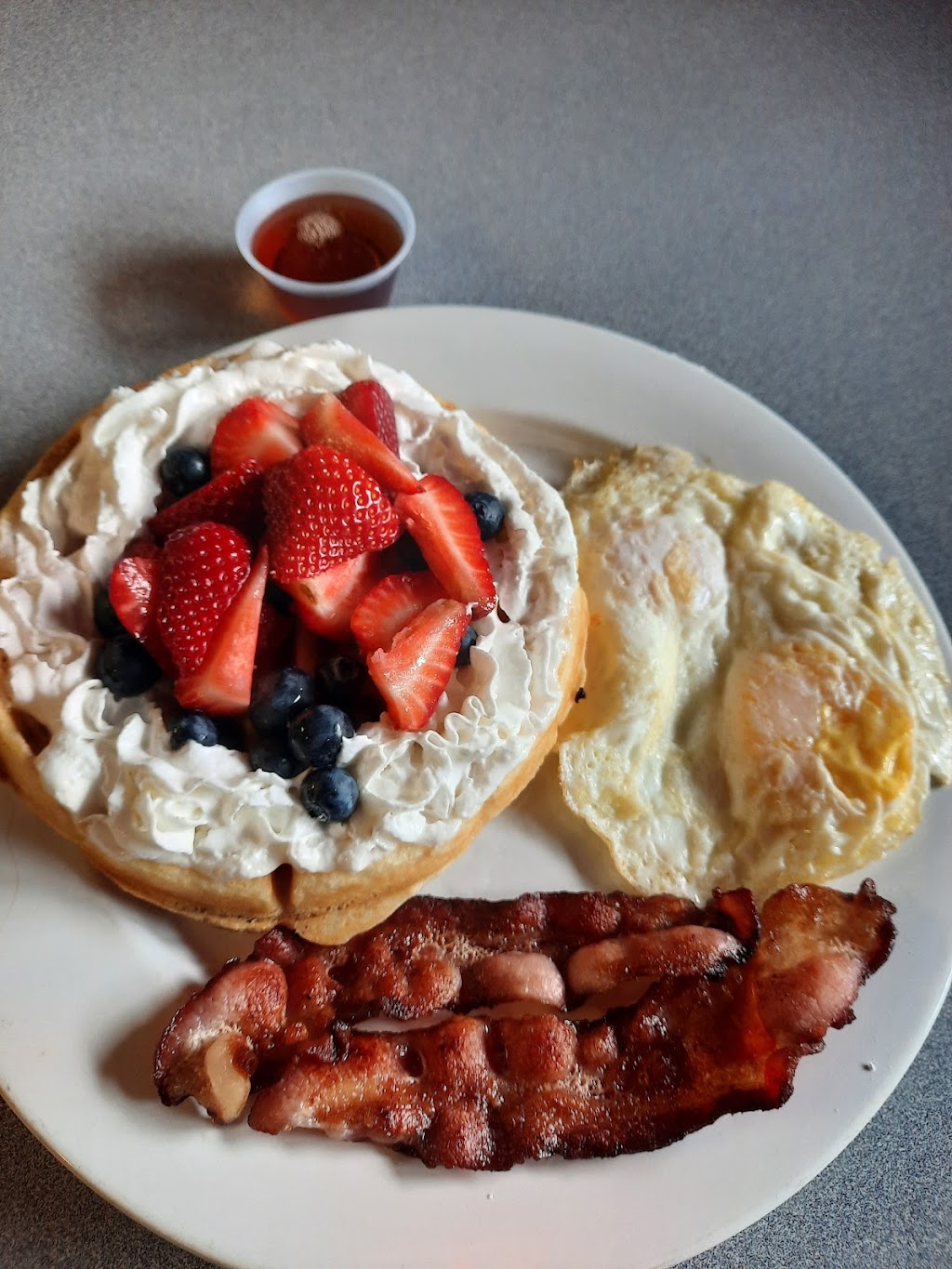 Hemi and Hogs Bar and Grill | restaurant | 100 E Jackson St, Medford, OR 97501, USA | 4582259288 OR +1 458-225-9288