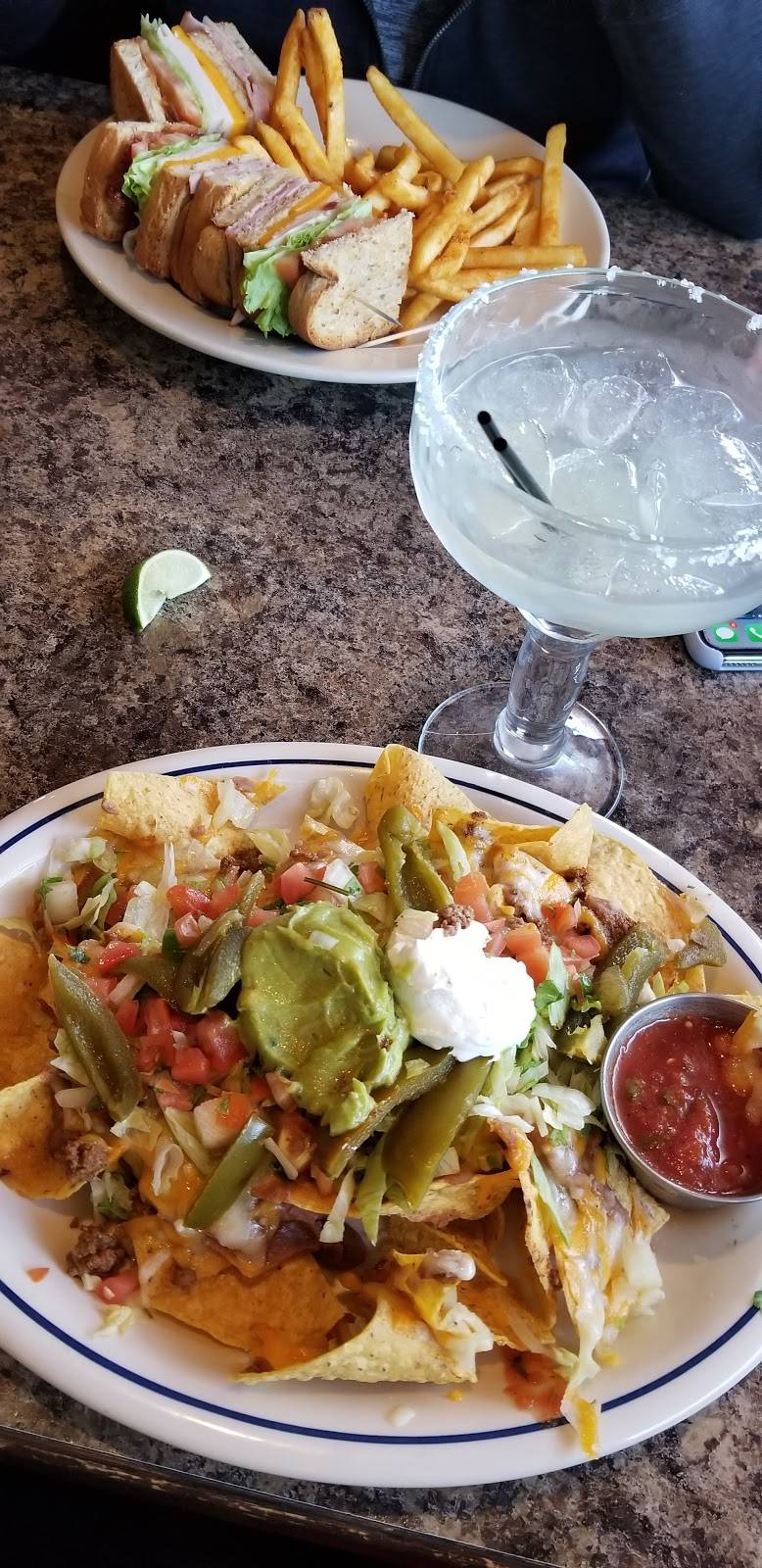 Vinnys Bar & Grill | restaurant | 7101 Tower Rd, Denver, CO 80249, USA | 3033734177 OR +1 303-373-4177