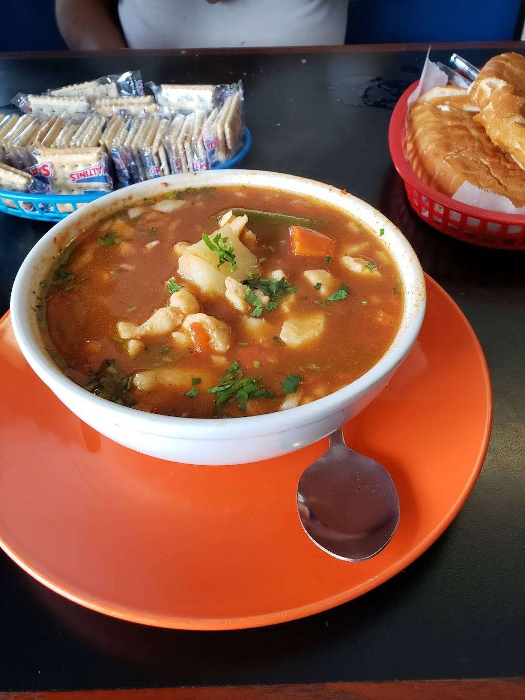 Mariscos La Reyna | restaurant | 2406 N Fitzhugh Ave, Dallas, TX 75204, USA | 2148272792 OR +1 214-827-2792