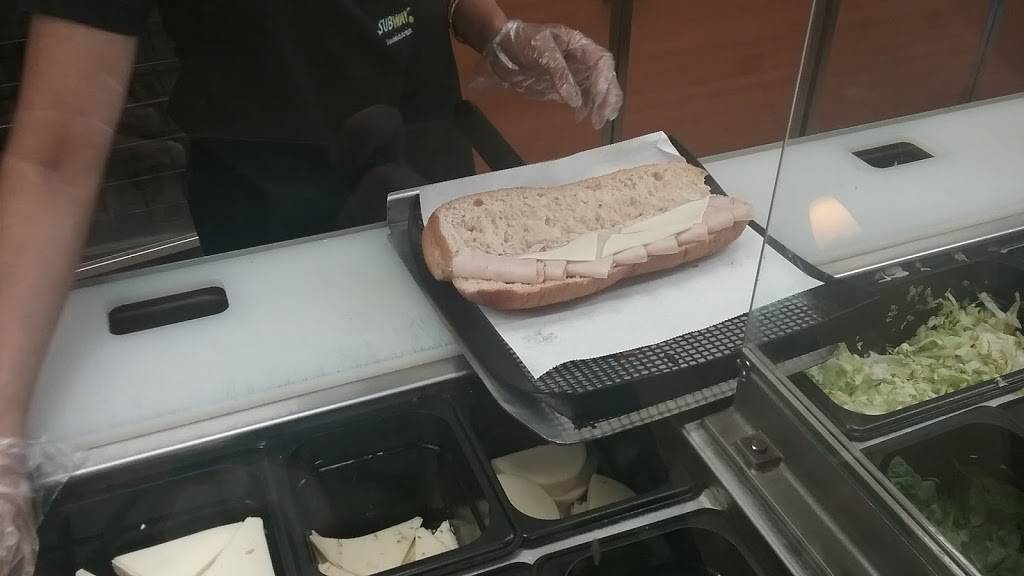 Subway Restaurants | restaurant | 197 Army Trail Rd, Glendale Heights, IL 60139, USA | 6308944567 OR +1 630-894-4567