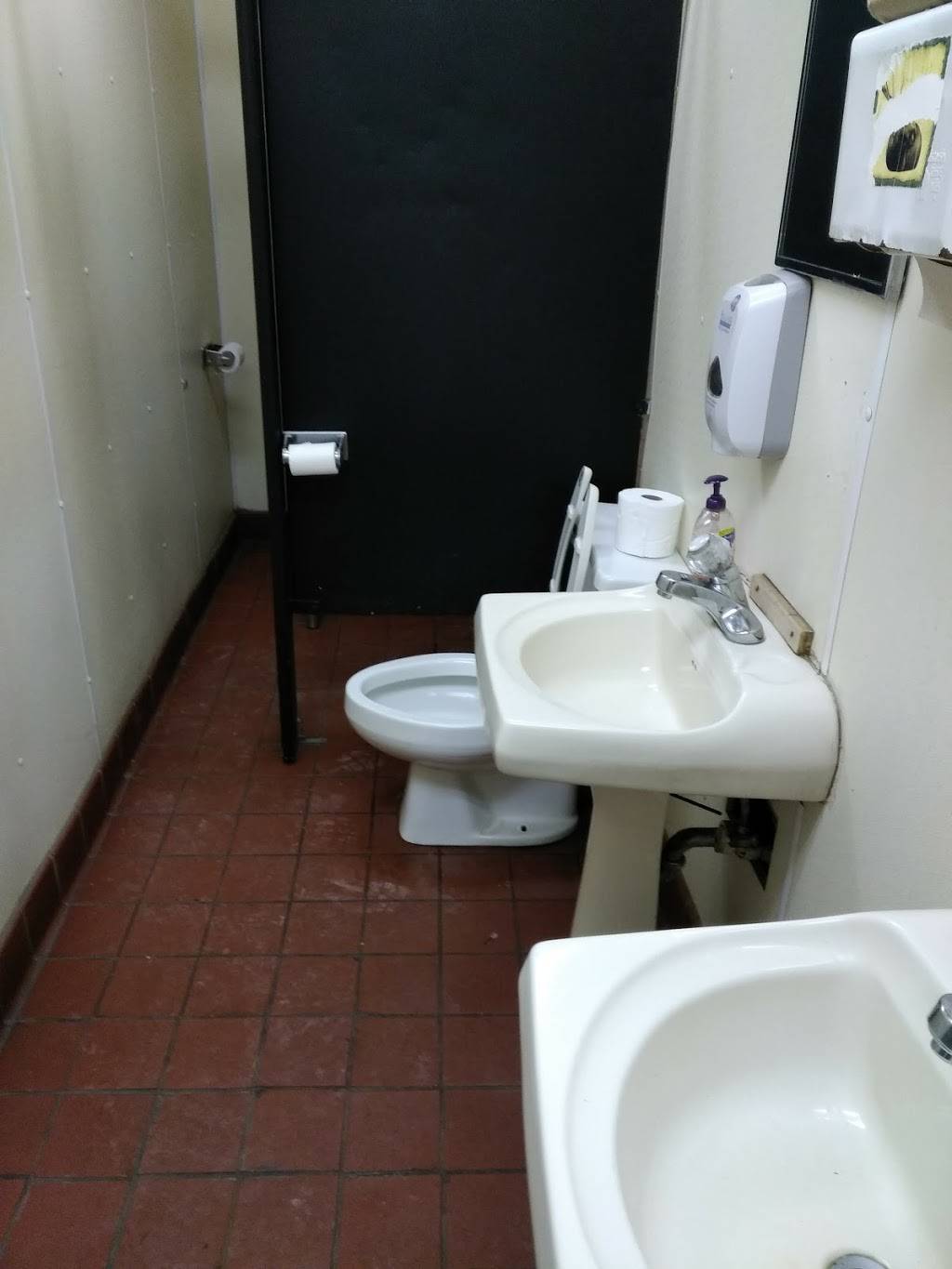 Sit-N-Bull Restaurant & Lounge | restaurant | 209 Front, Hudson, IL 61748, USA | 3097261002 OR +1 309-726-1002