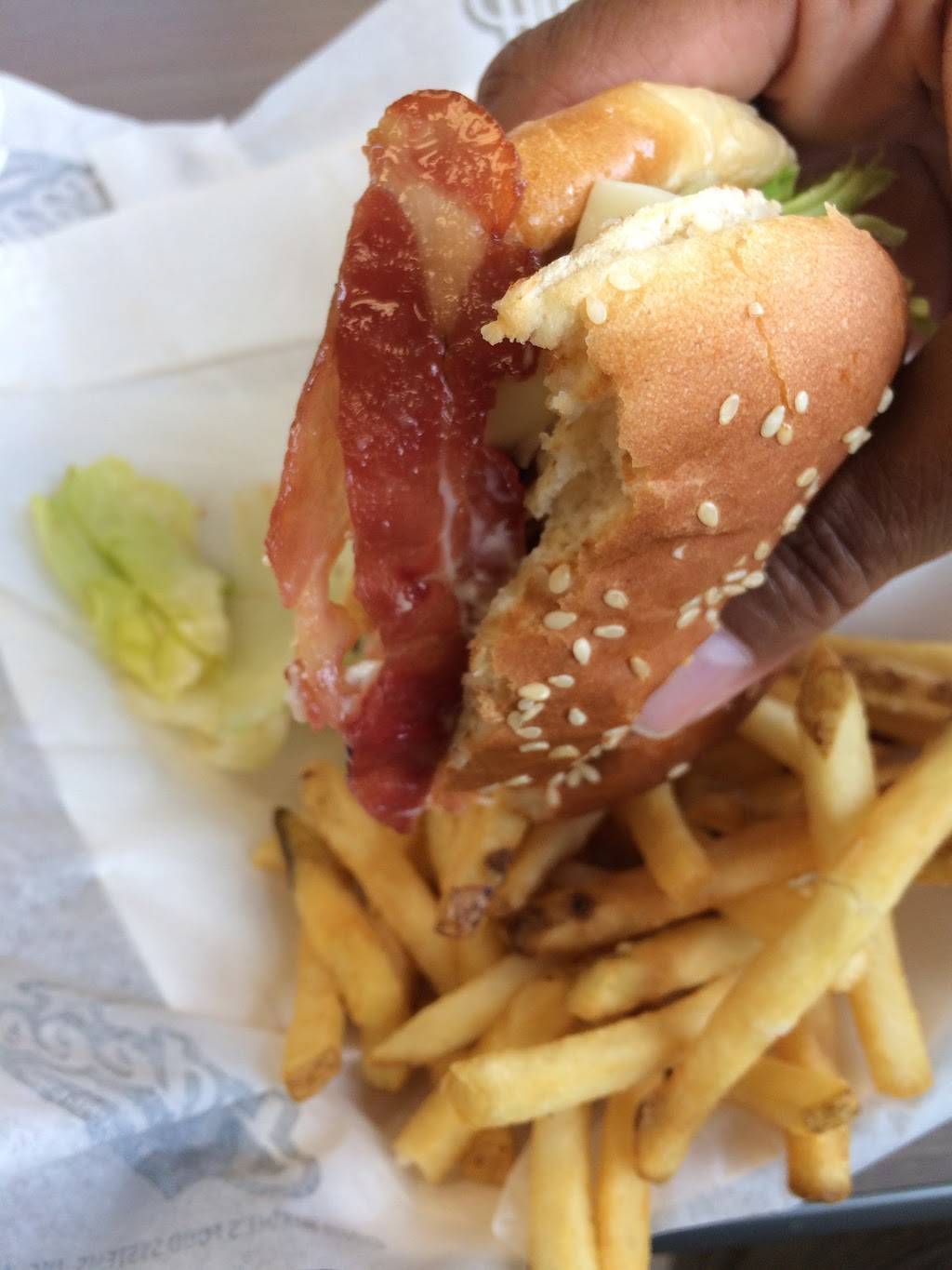 Hardees | restaurant | 1945 Sandy Hook Rd, Goochland, VA 23063, USA | 8045566741 OR +1 804-556-6741