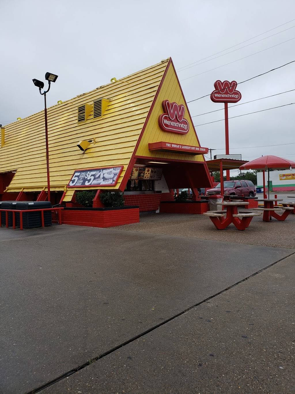 Wienerschnitzel | restaurant | 2401 Ayers St, Corpus Christi, TX 78404, USA | 3618844242 OR +1 361-884-4242