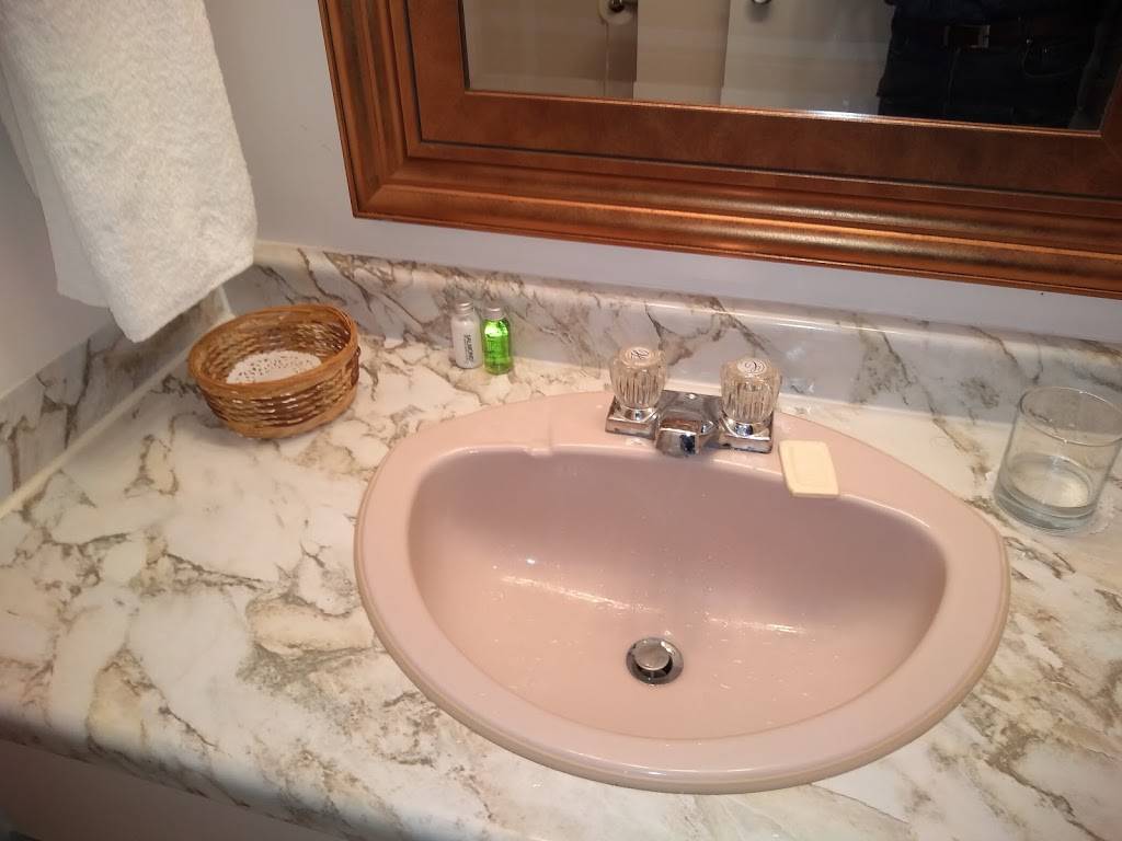 Hotel Motel Le Château | restaurant | 3423 Rue Laval, Lac-Mégantic, QC G6B 1A5, Canada | 8195835117 OR +1 819-583-5117