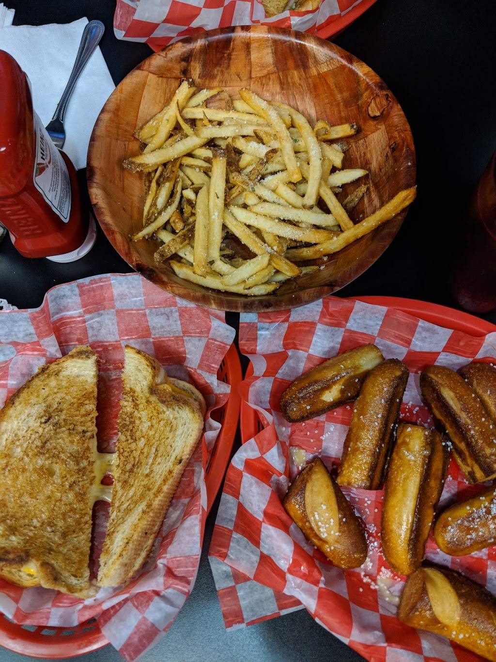 Benchwarmers Restaurant and Delivery | meal delivery | 105 Allen St, Tiffin, OH 44883, USA | 5672689268 OR +1 567-268-9268