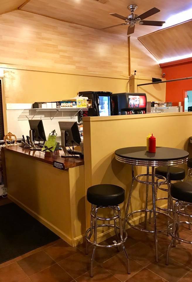 Flippin Burgers | restaurant | 10 Summer St, Bridgewater, MA 02324, USA | 5086976700 OR +1 508-697-6700