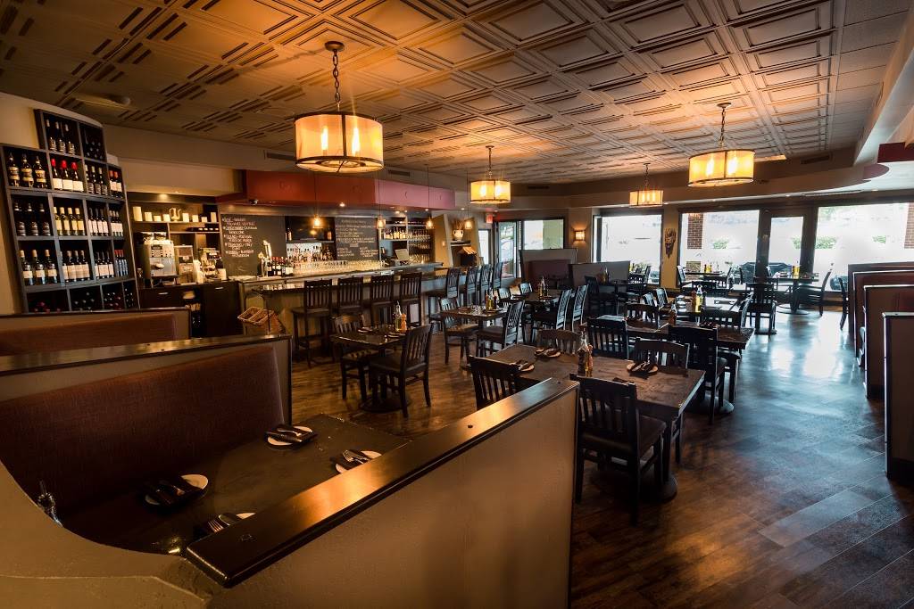 Cyranos Restaurant | restaurant | 2039 Robertson Rd, Nepean, ON K2H 8R2, Canada | 6137210510 OR +1 613-721-0510