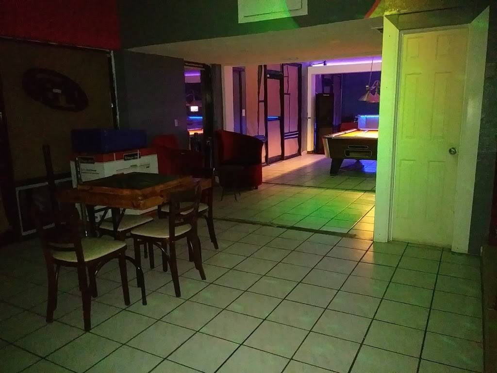 JRs Social Club | restaurant | 608 E Vine St, Kissimmee, FL 34744, USA | 4074860011 OR +1 407-486-0011