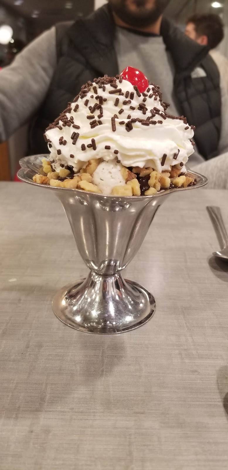 Friendlys | restaurant | 1115 S College Ave, Newark, DE 19713, USA | 3023698911 OR +1 302-369-8911