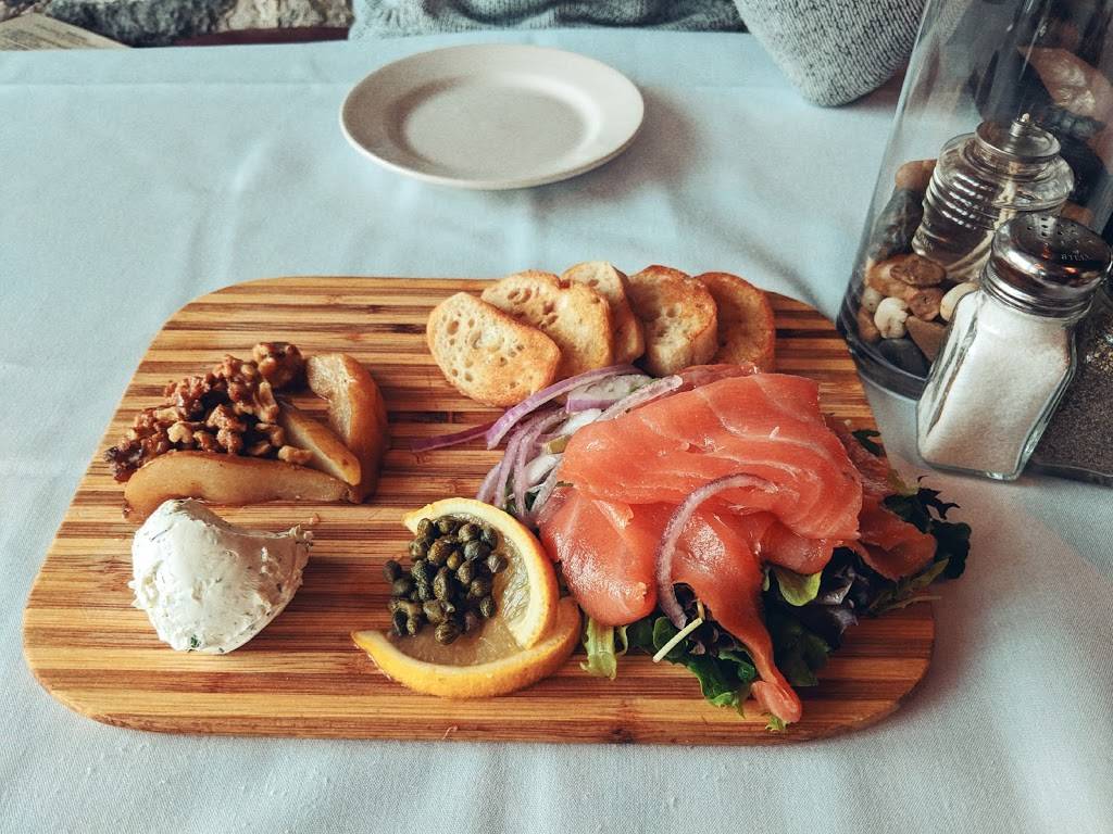 Good Fellos | restaurant | 202 W Main St, Sackets Harbor, NY 13685, USA | 3156463463 OR +1 315-646-3463