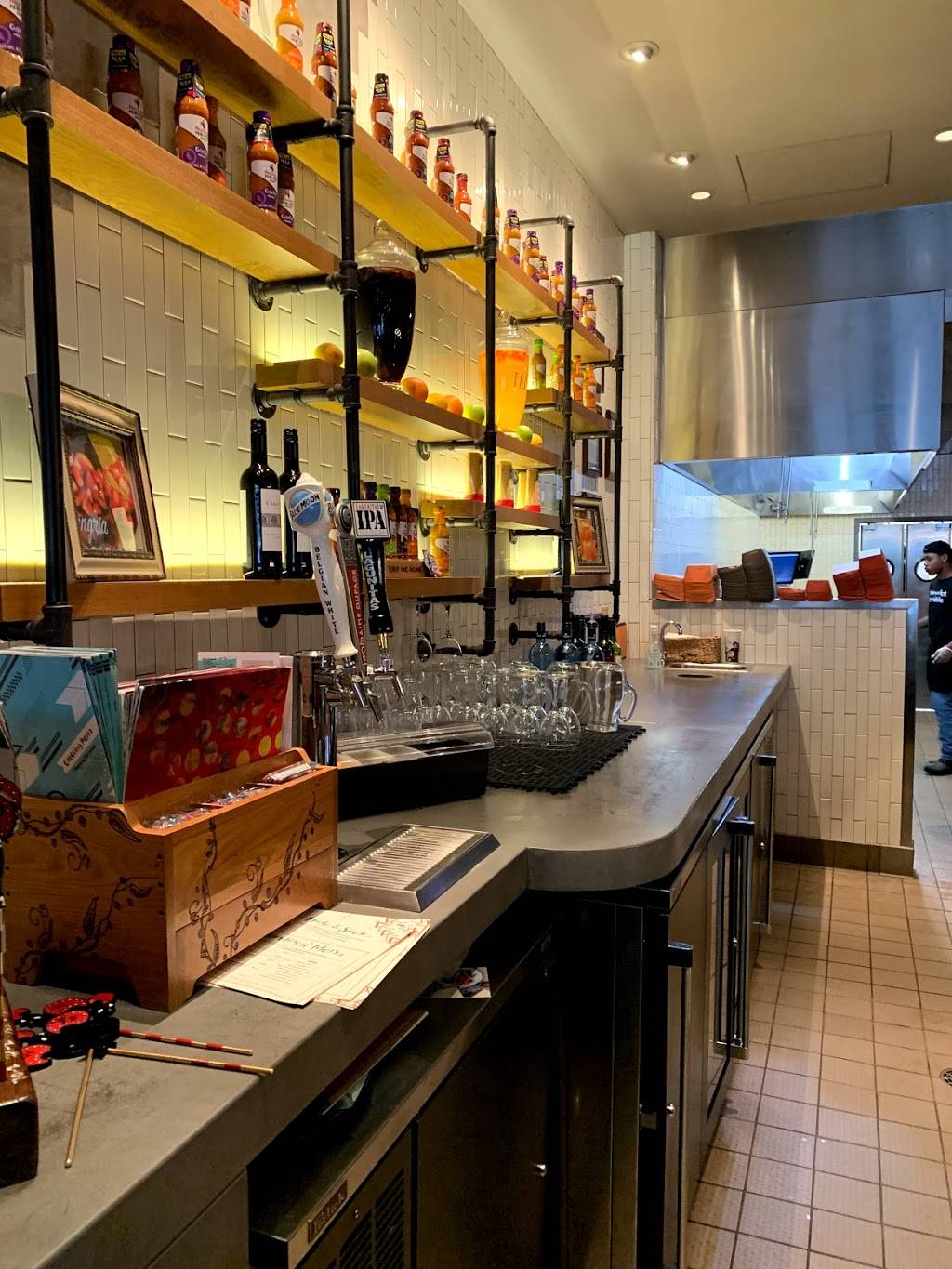 Nandos PERi-PERi | restaurant | 1447 E 53rd St, Chicago, IL 60615, USA | 7736755261 OR +1 773-675-5261