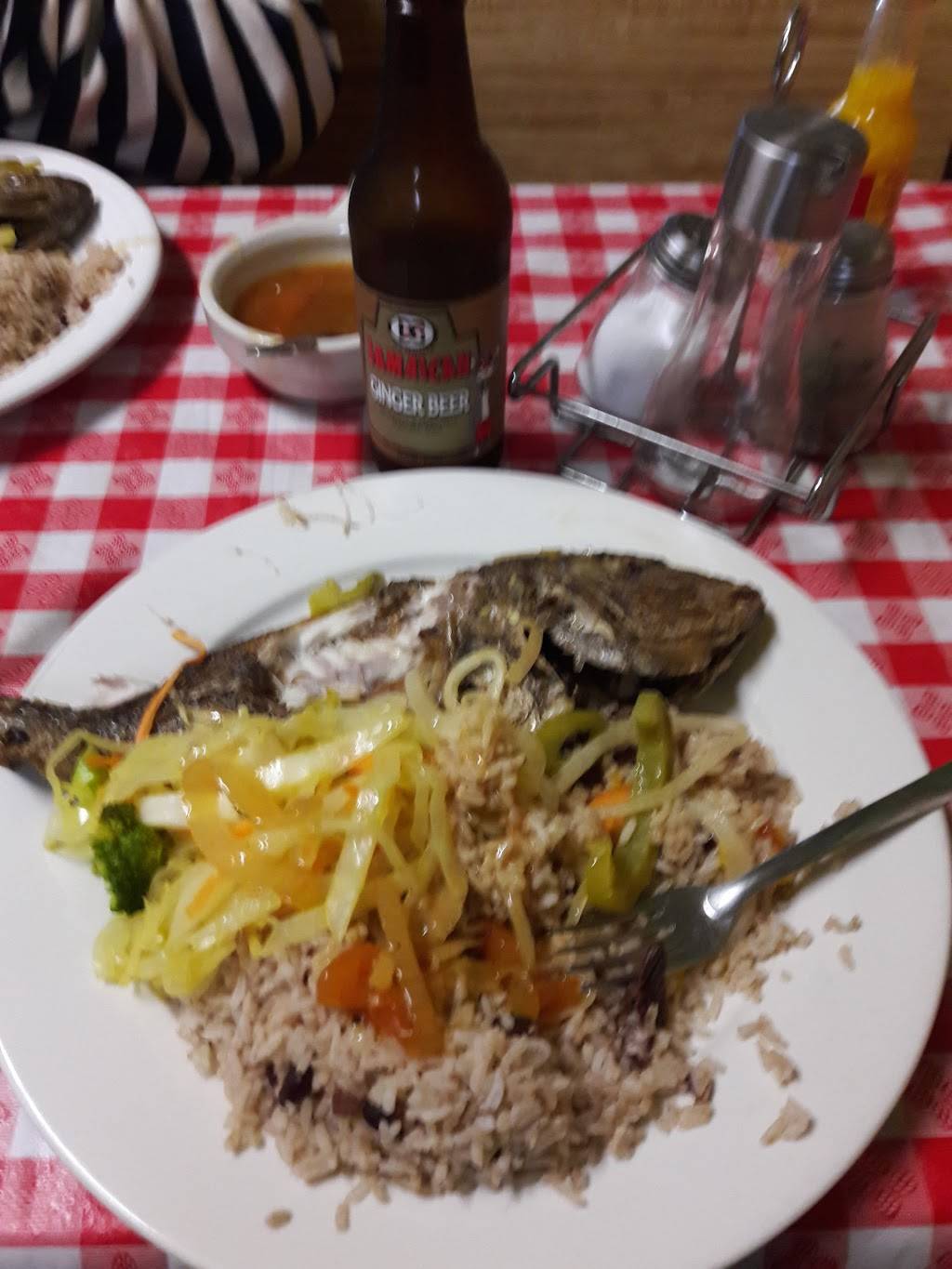 Mikeys Jamaican Restaurant & Pub | restaurant | 736 E Main St, Waterbury, CT 06702, USA | 2037558112 OR +1 203-755-8112