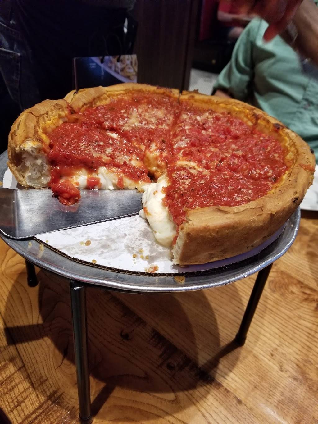 Giordanos | restaurant | 17W280 W, 22nd St, Oakbrook Terrace, IL 60181, USA | 6305307799 OR +1 630-530-7799