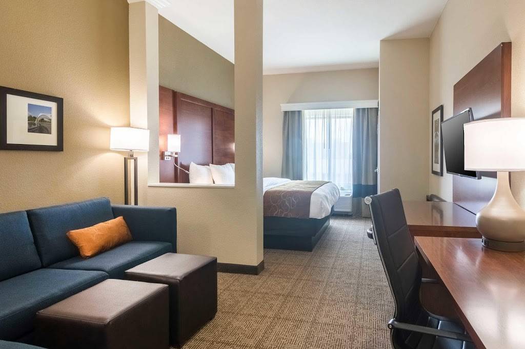 Comfort Suites Airport on Meridian | restaurant | 1100 S Meridian Ave, Oklahoma City, OK 73108, USA | 4058967583 OR +1 405-896-7583