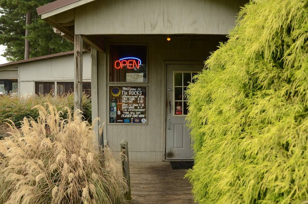 The Docks | restaurant | 1165 Ed Hembree Dr, Scottsboro, AL 35769, USA | 2565743071 OR +1 256-574-3071