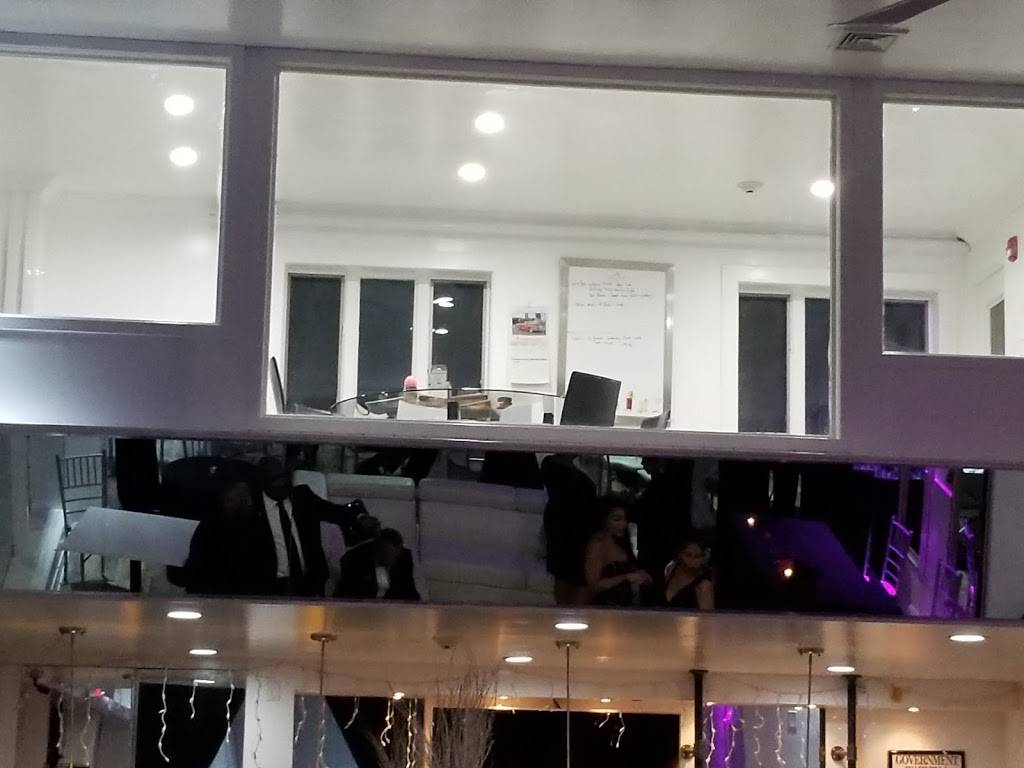 The factory | restaurant | 124 Woodcleft Ave, Freeport, NY 11520, USA | 5163308317 OR +1 516-330-8317