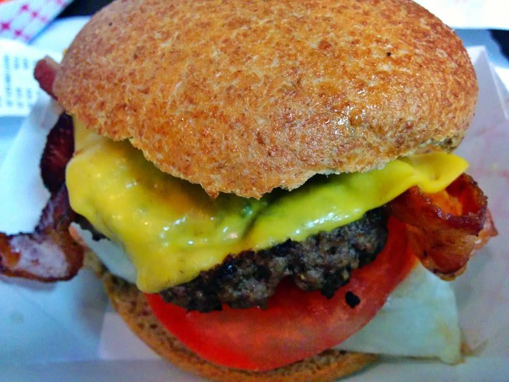 Fioris Buns & Burgers | restaurant | 406 Larkfield Center, Santa Rosa, CA 95403, USA | 7075466835 OR +1 707-546-6835