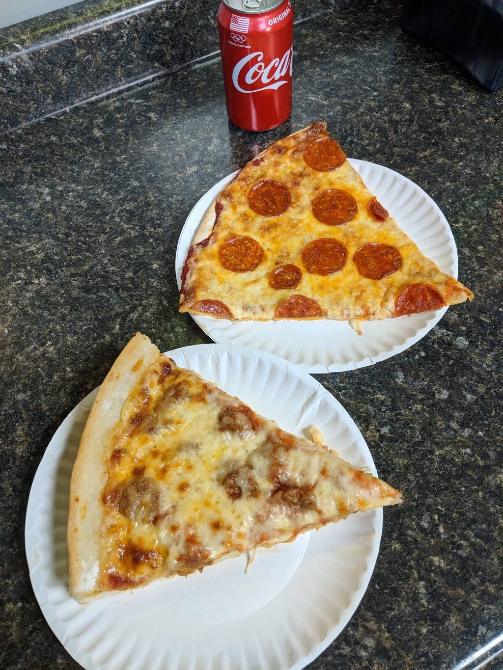 Bellas Pizza | restaurant | 6061, 658 N Ashland Ave, Chicago, IL 60622, USA | 7732520505 OR +1 773-252-0505