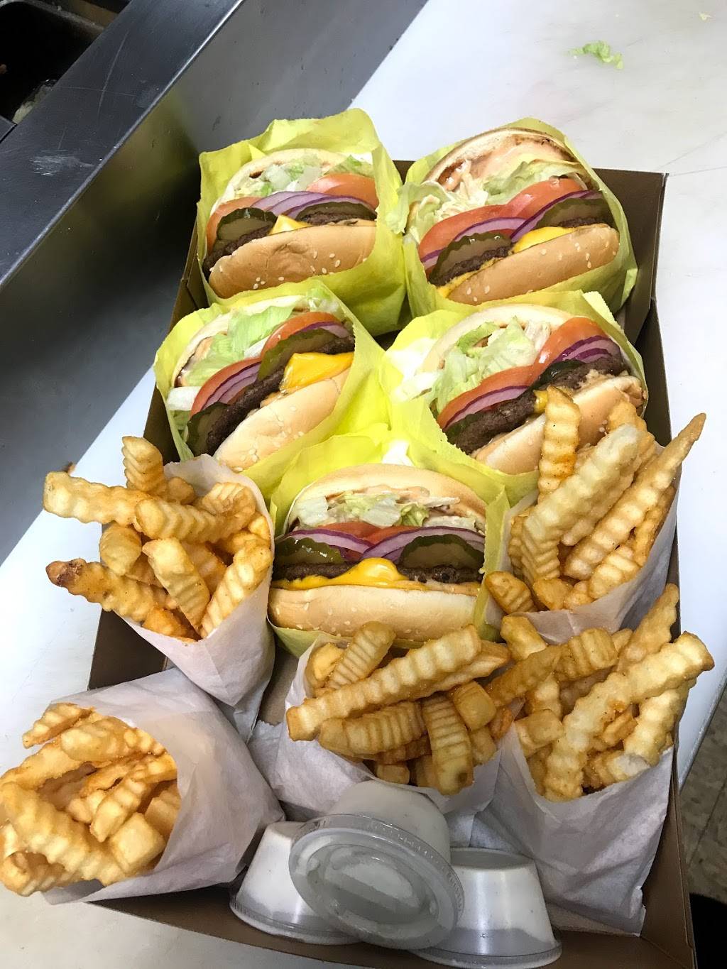 Family Burger | restaurant | 1702 N 10th Ave, Hanford, CA 93230, USA | 5594108402 OR +1 559-410-8402