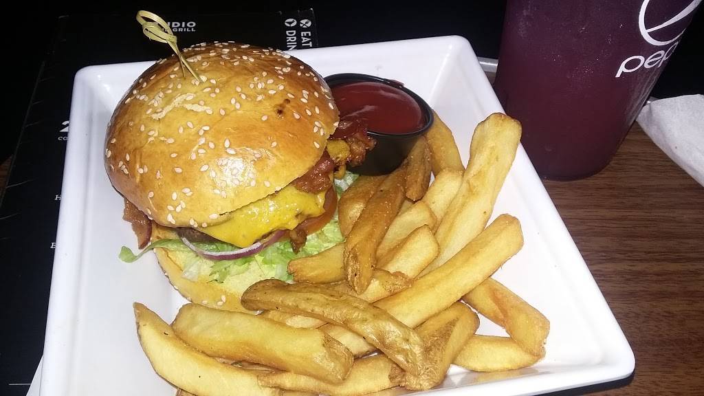 Studio Movie Grill | restaurant | 822 Town and Country Blvd, Houston, TX 77024, USA | 7134614449 OR +1 713-461-4449