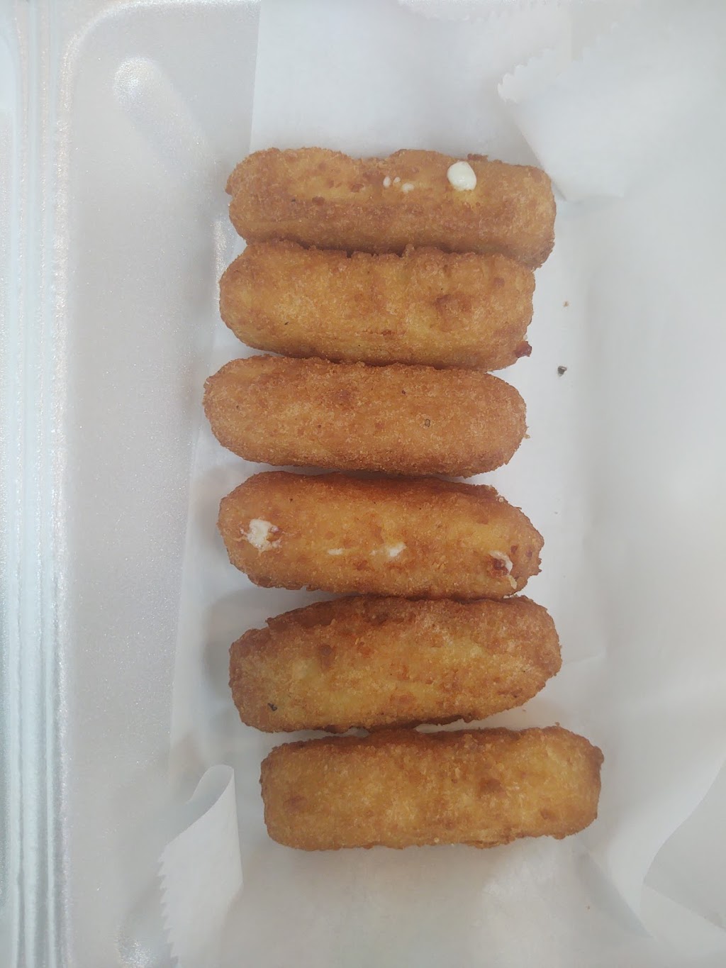 Bellas Chicken & Waffles | meal takeaway | 21370 W McNichols Rd, Detroit, MI 48219, USA | 3134122841 OR +1 313-412-2841