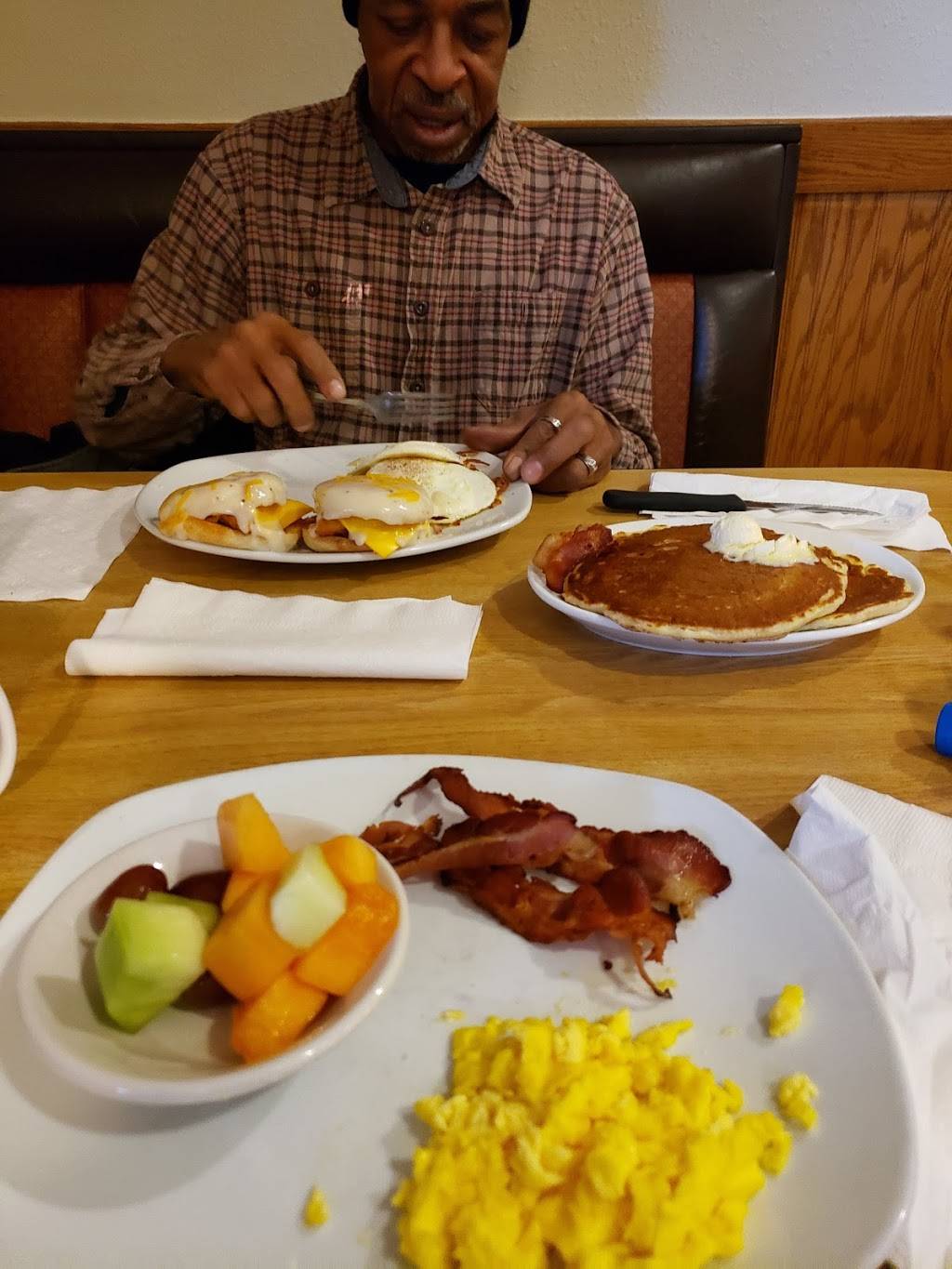 Perkins | bakery | 5265 N Port Washington Rd, Milwaukee, WI 53217, USA | 4149620623 OR +1 414-962-0623