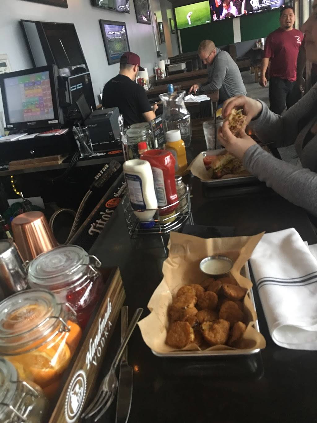 Oak Sports Bar & Grill | restaurant | 3715 S 1st St, Austin, TX 78704, USA | 5125801190 OR +1 512-580-1190