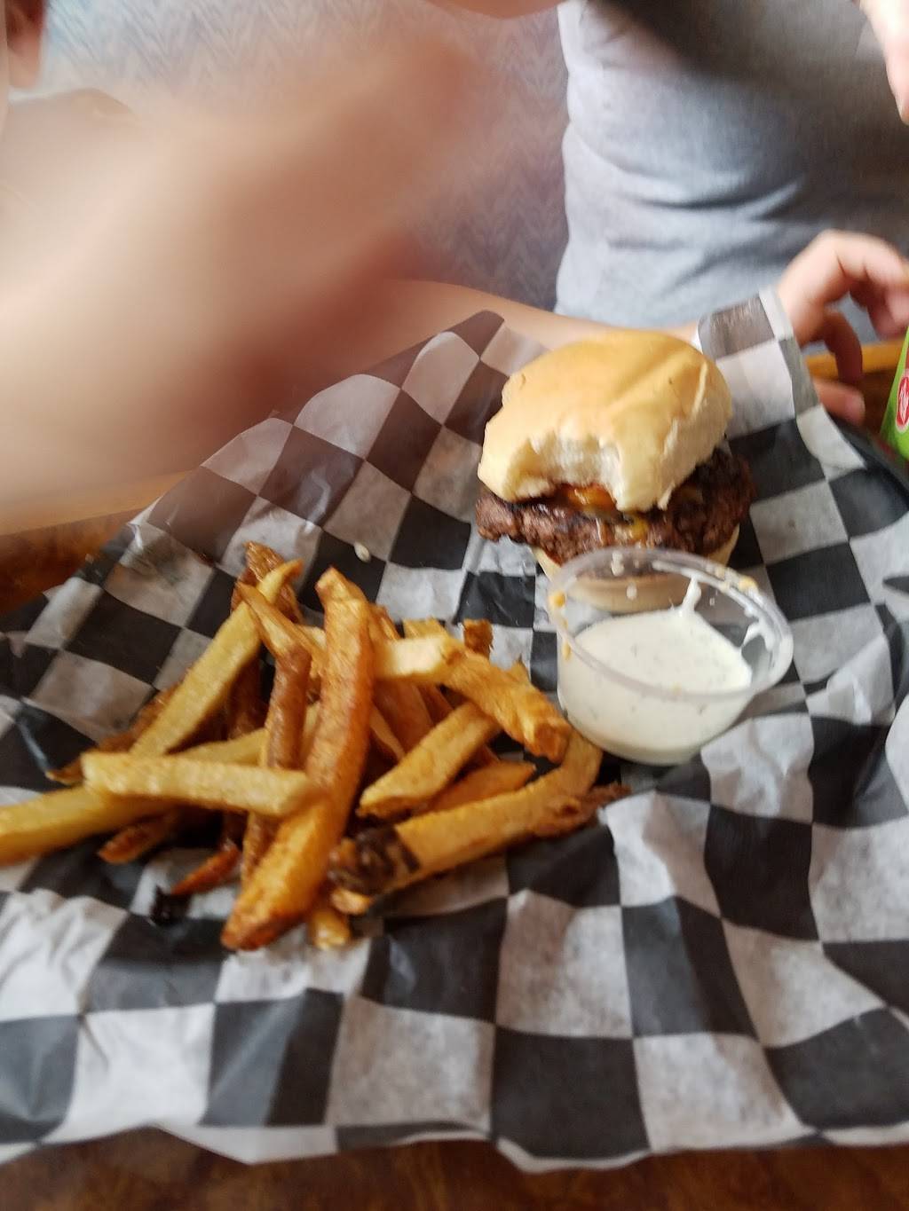 Guide House Grill | restaurant | 19112 Keep Tryst Rd, Knoxville, MD 21758, USA | 3016553663 OR +1 301-655-3663