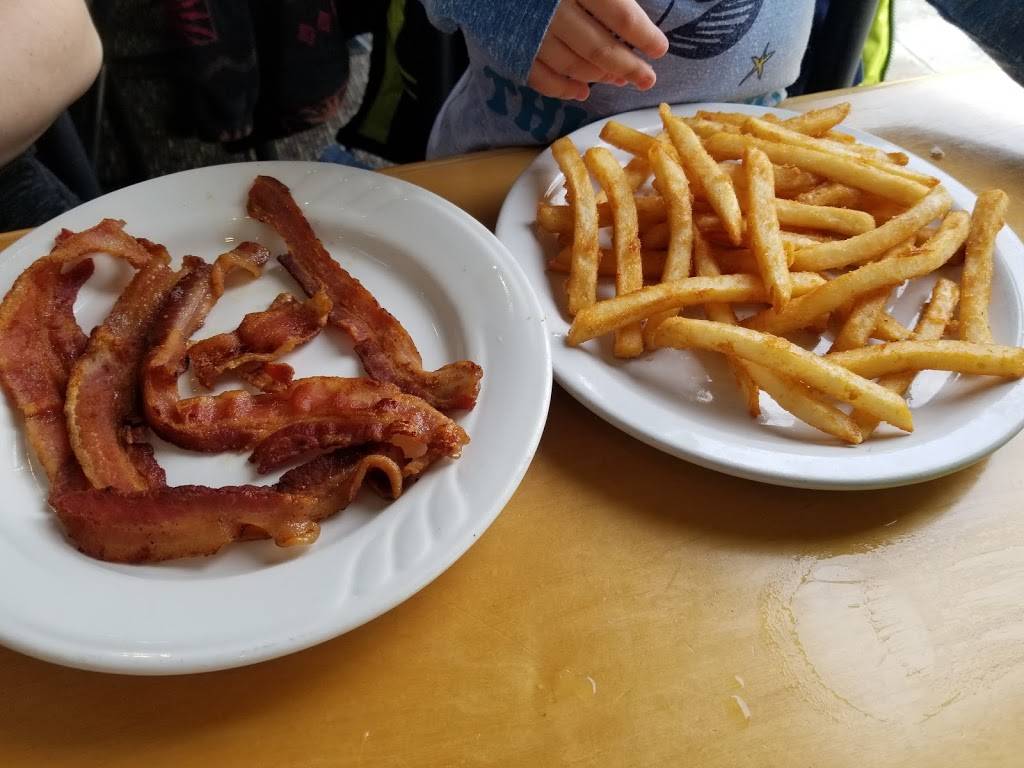 Lakeside Family Restaurant | restaurant | 43734 Schoenherr Rd, Sterling Heights, MI 48313, USA | 5862624250 OR +1 586-262-4250